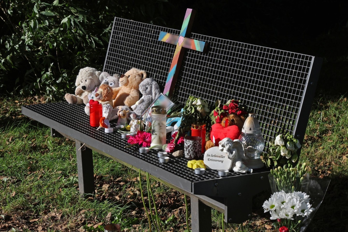 Ein Kreuz, Kerzen, Plüschtiere und Fotos erinnern an den getöteten Sechsjährigen.