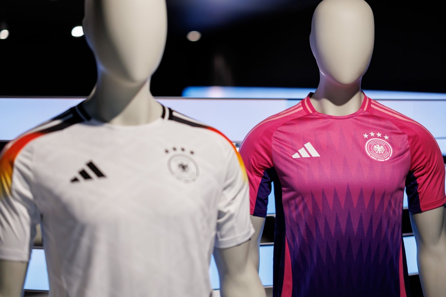 Wurde kontrovers diskutiert: die Farbwahl des neuen Pink und lilafarbenen Auswärtstrikots der deutschen Fußballnationalmannschaft (r).