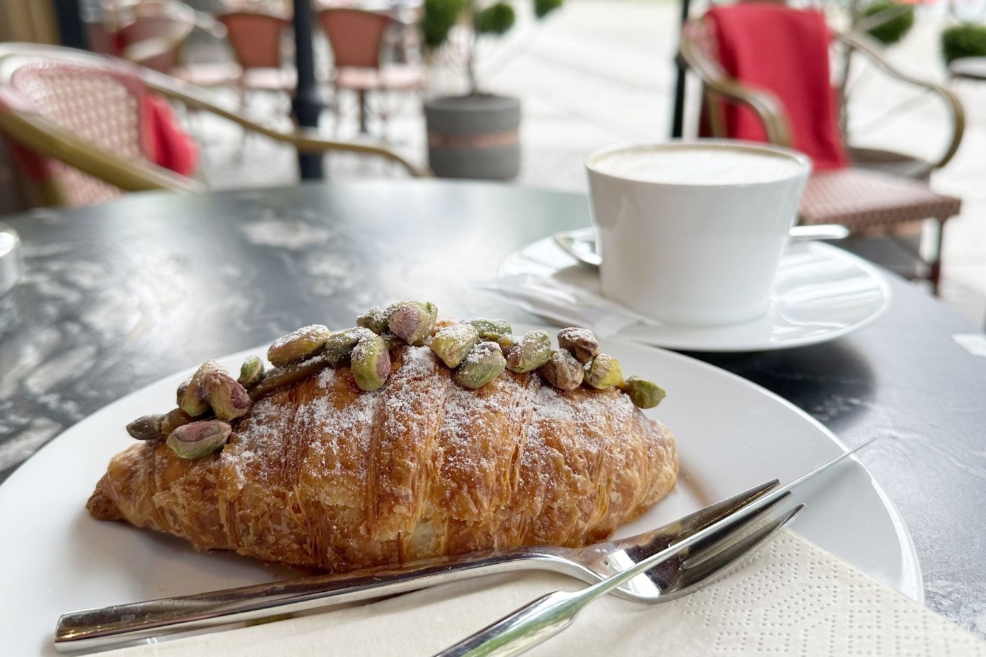 Lecker: Pistazien erfreuen sich in vielerlei Form großer Beliebtheit, wie hier Croissant-Füllung und -Belag.