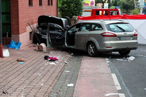 Auto erfasst Feiernde - medizinischer Notfall wahrscheinlich