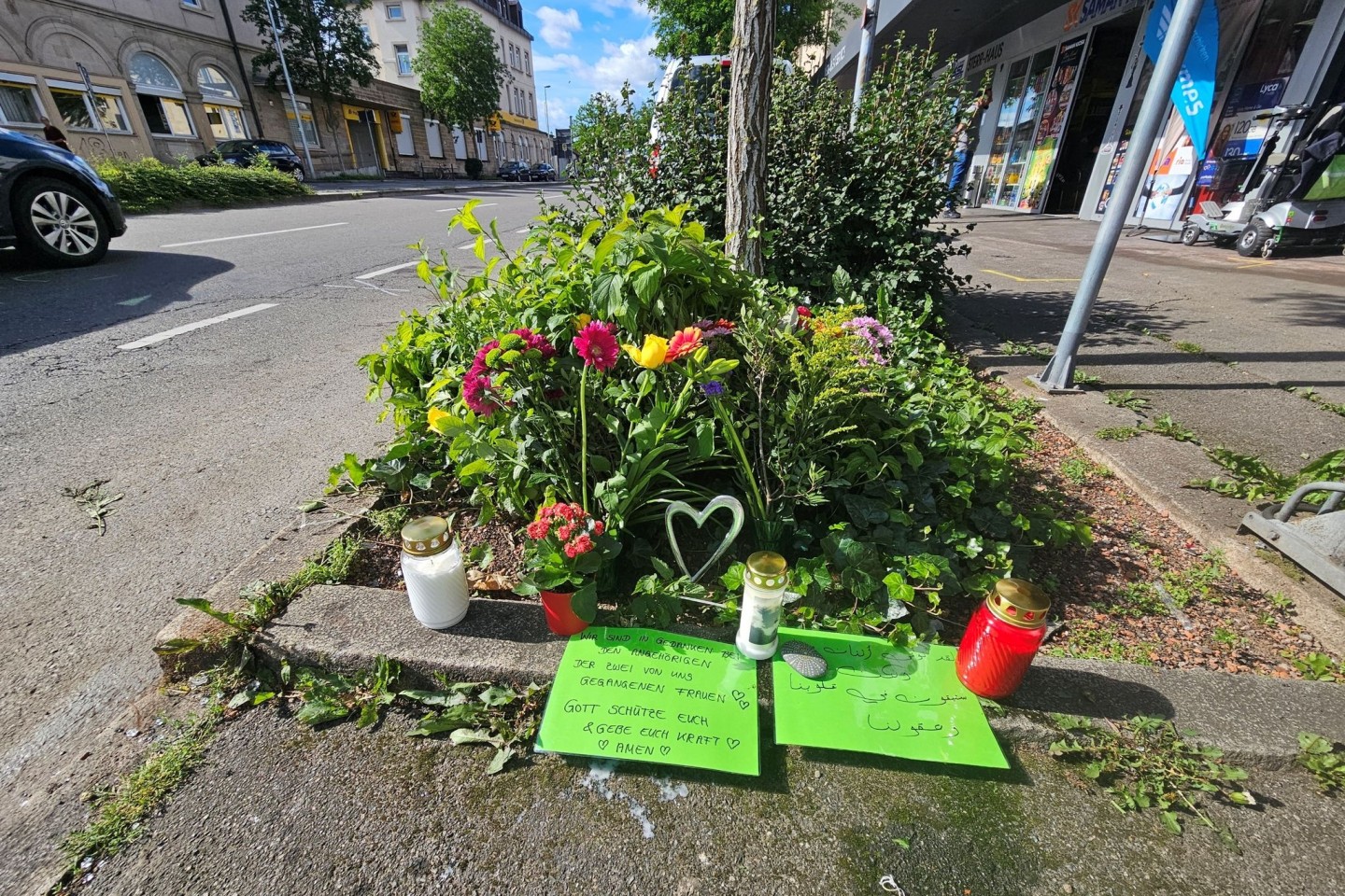 Blumen und Grablichter sind an der Unfallstelle aufgestellt worden.