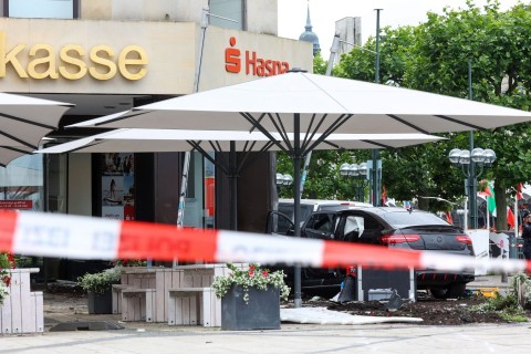 Auto fährt in Hamburg in Menschengruppe - vier Verletzte
