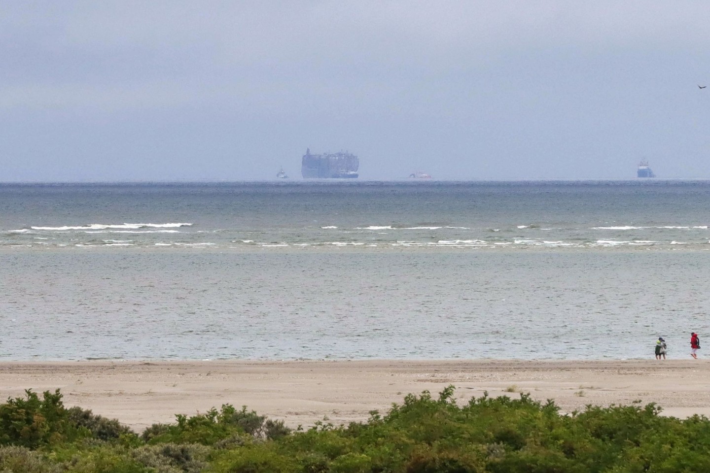 Der Autofrachter «Fremantle Highway» ist vom Strand der niederländischen Insel Schiermonnikoog aus am Horizont zu sehen.