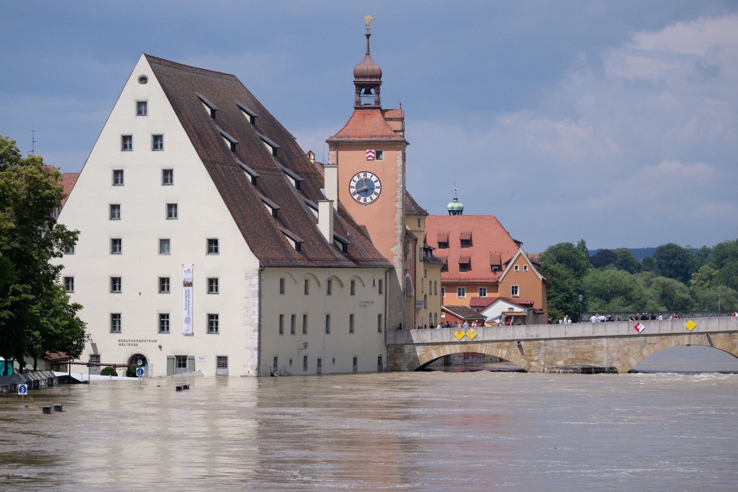 Hochwasser in Regensburg an der Steinernen Brücke.