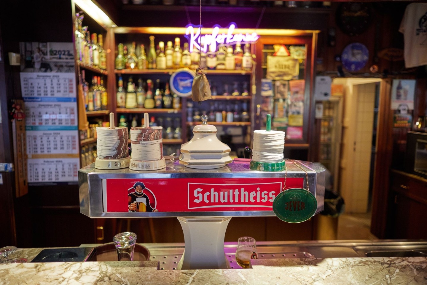 Blick in die Kult-Kneipe Kupferkanne in der Steinmetzstraße in Berlin-Schöneberg. Seit einigen Jahren kommen wieder vermehrt jüngere Menschen in die Kneipe.