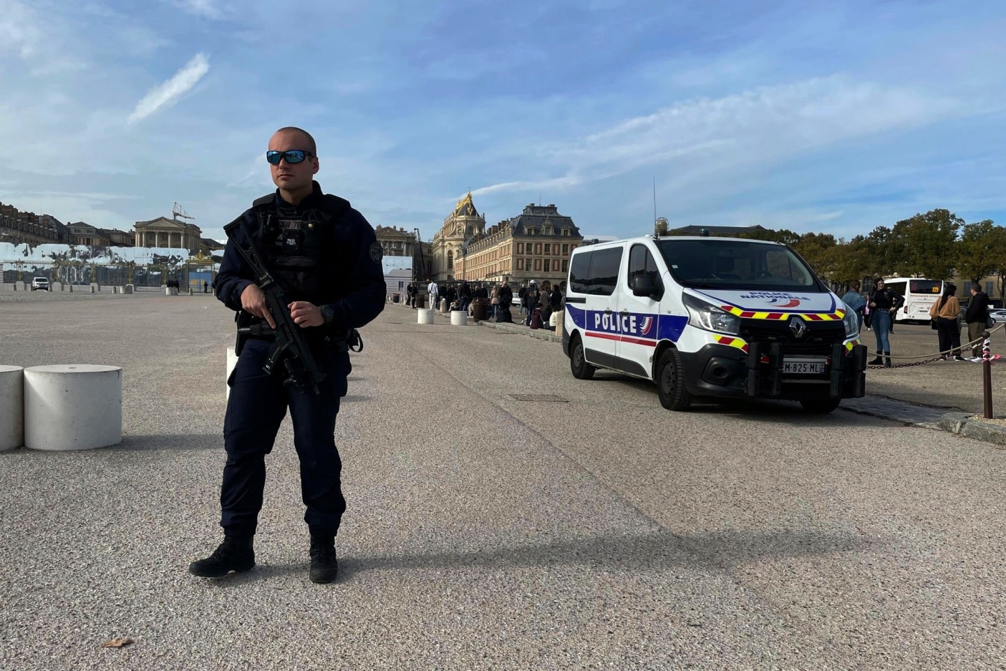 as Schloss von Versailles und sein Park sind wegen einer erneuten Bombendrohung geräumt worden.