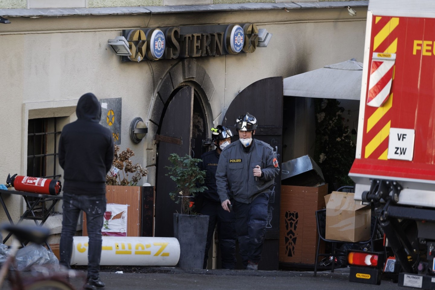 Einsatzkräfte arbeiten am Brandort in Graz.