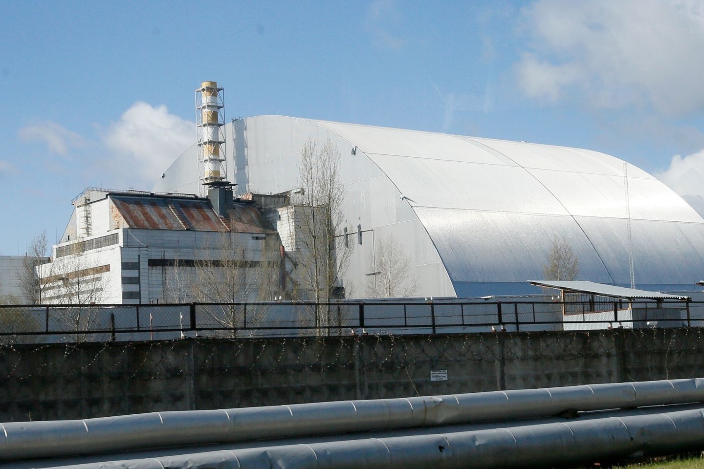 Die Überreste des 1986 havarierten Reaktors des Atomkraftwerks Tschernobyl werden inzwischen von einem Stahlbogen vor Wind und Wetter geschützt. (Archivfoto)