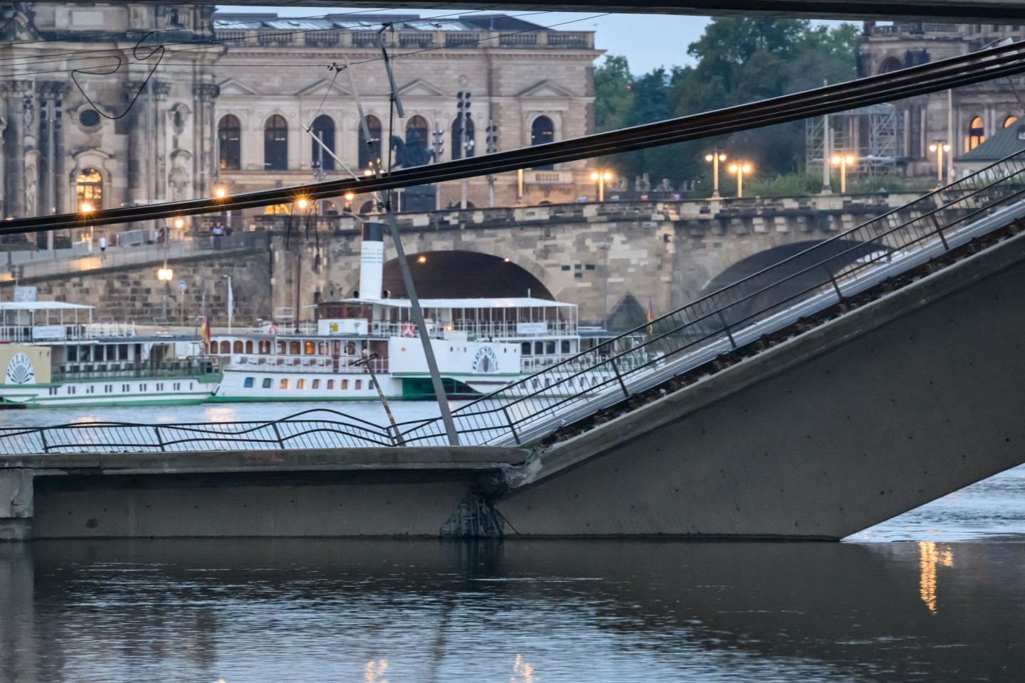 Teile der Carolabrücke über der Elbe sind eingestürzt.