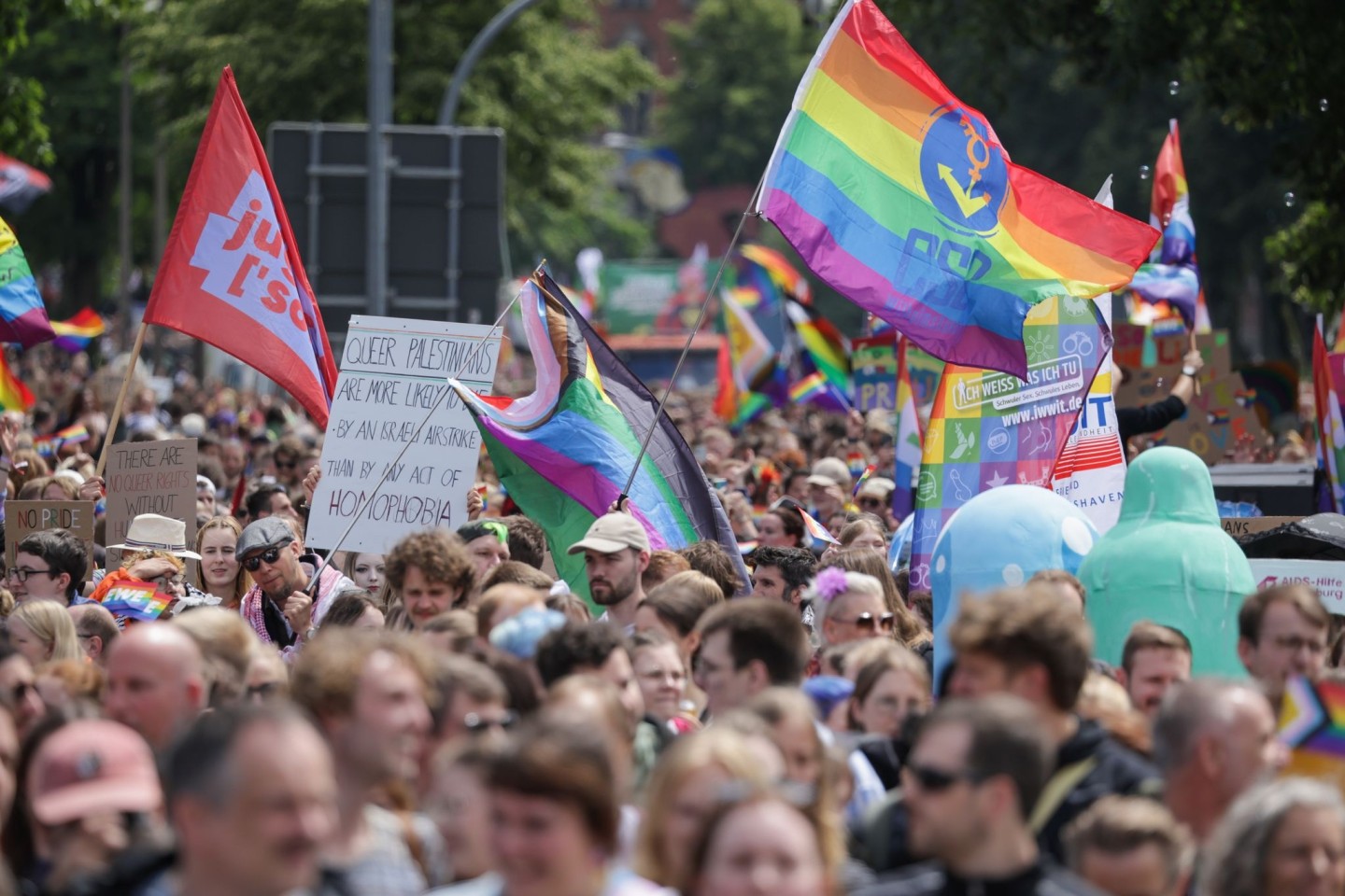 Teilnehmer des 30. Christopher Street Day in Oldenburg.