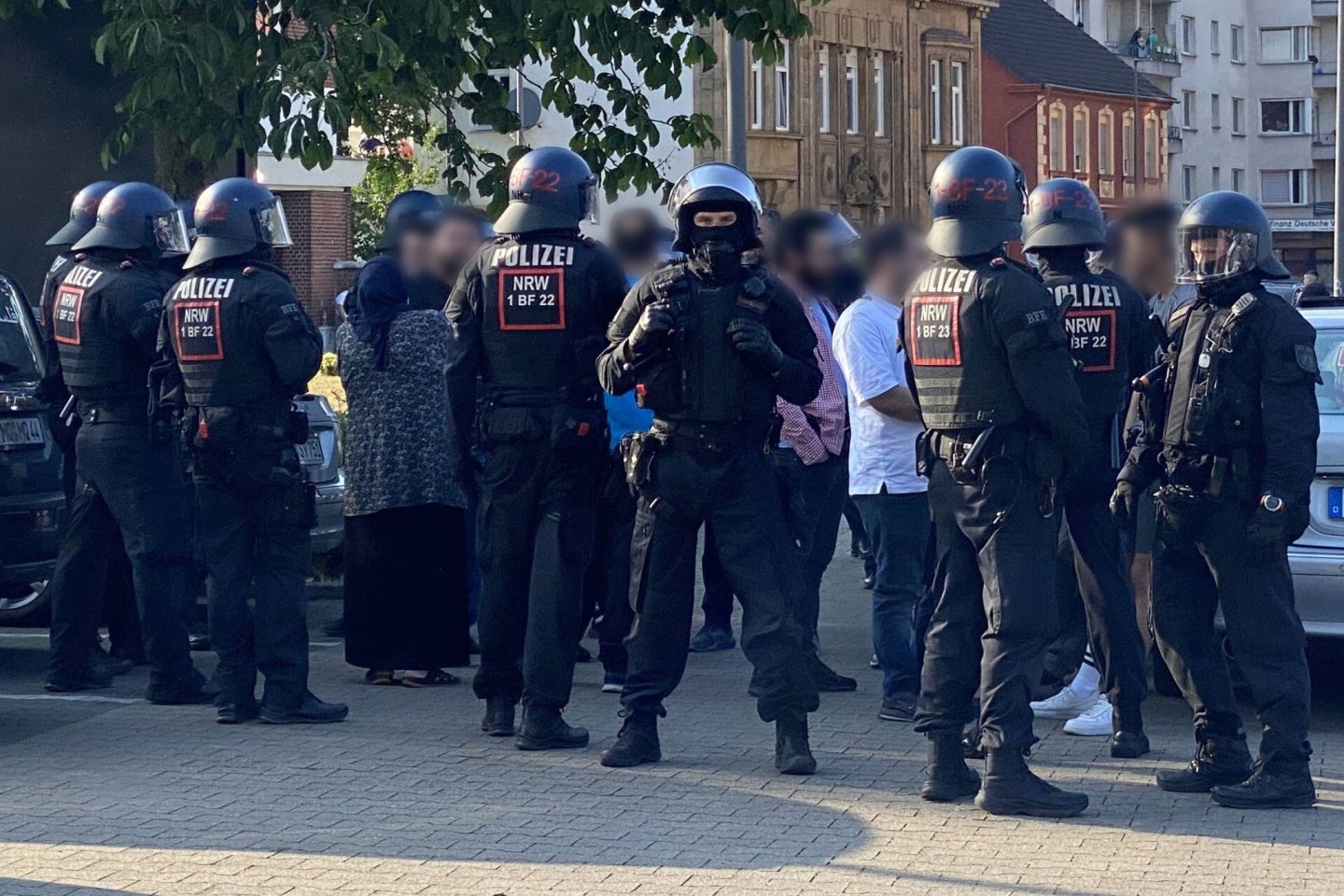 Polizisten schirmen nach der Massenschlägerei am Donnerstag eine Personengruppe ab. In der darauffolgenden Nacht versammelte sich erneut eine größere Gruppe von Menschen in der Innenstad...