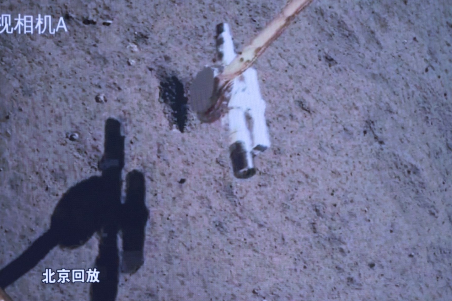 Dieses Bild, das einer Bildschirmaufzeichnung im Beijing Aerospace Control Center (BACC) entnommen wurde, zeigt die Chang'e-6-Sonde, die Proben auf dem Mond sammelt.