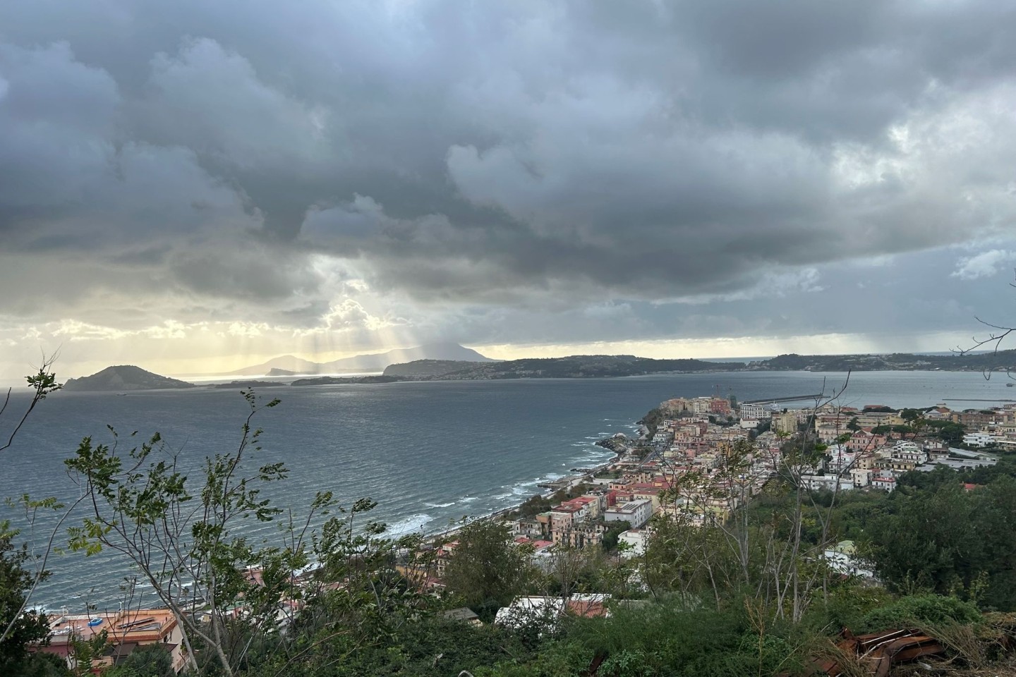 Die Stadt Pozzuoli liegt auf dem Supervulkan Campi Flegrei, wo Experten nach einer Serie von Erdbeben Schlimmeres befürchten.