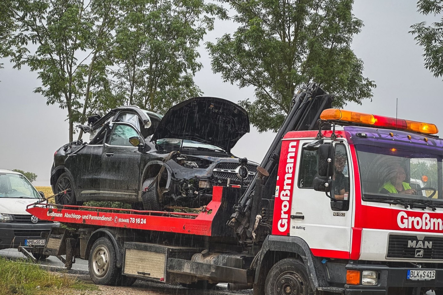 Drei junge Menschen sterben bei einem schweren Verkehrsunfall im Süden von Sachsen-Anhalt.