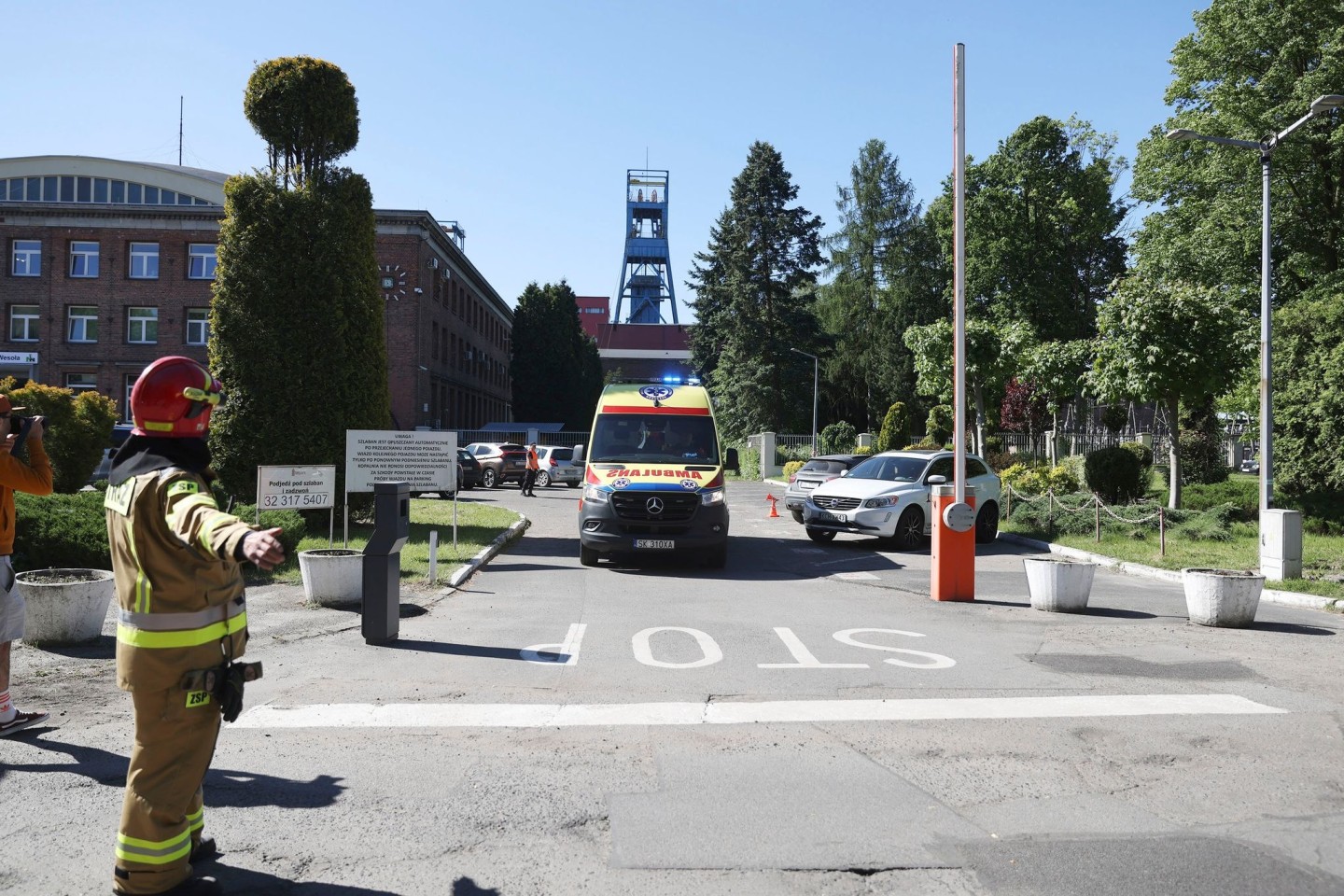 Ein Krankenwagen verlässt das Kohlebergwerk Myslowice-Wesola.