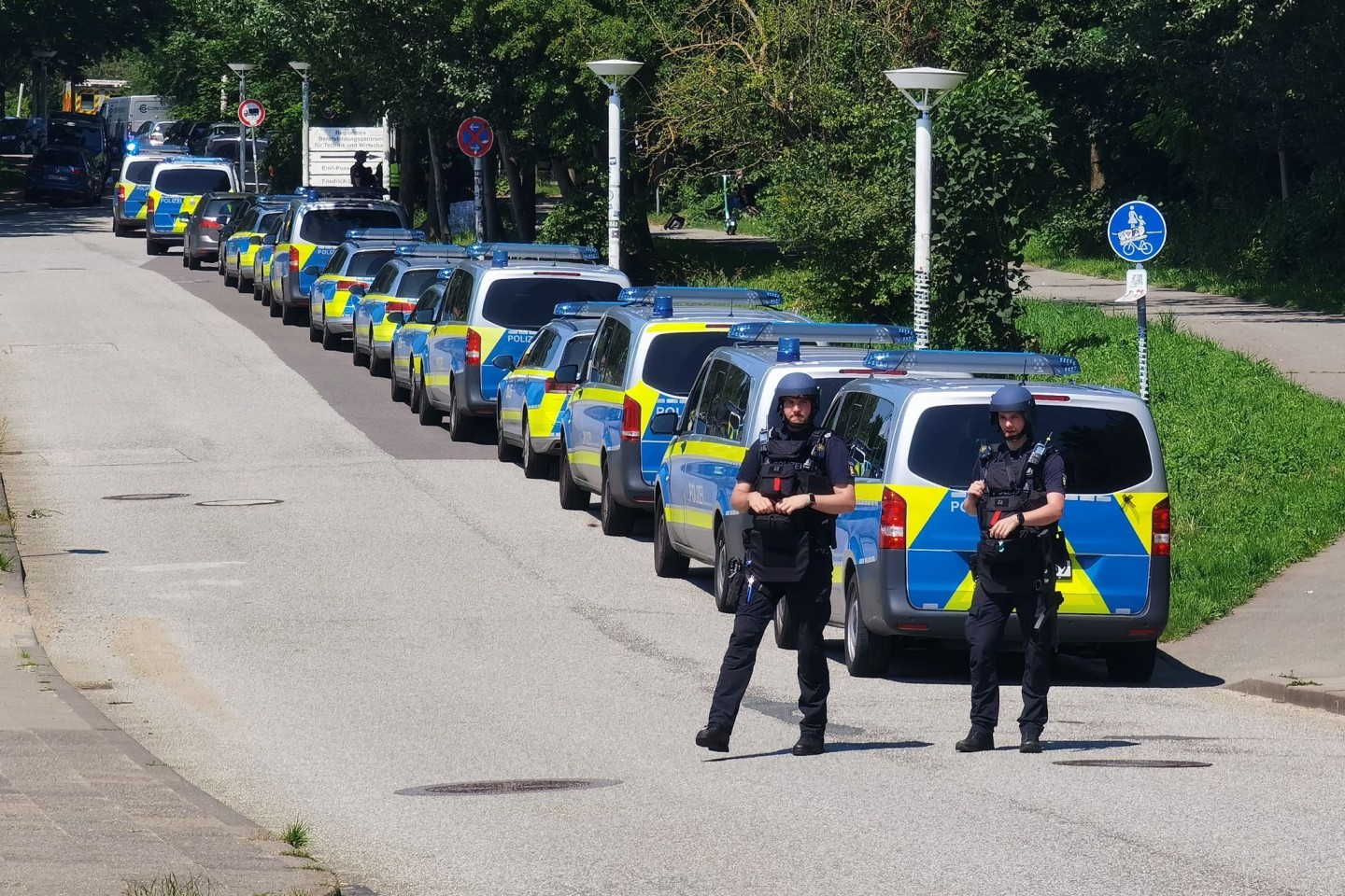 Polizisten sind im Einsatz bei einer Bedrohungslage an einem Schulzentrum in Lübeck.