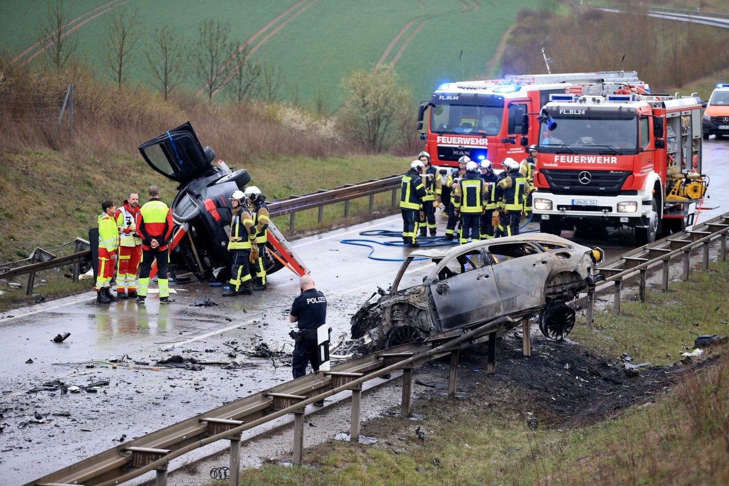 Ein ausgebrannter Pkw und ein weiteres verunfalltes Fahrzeug stehen an der Unfallstelle auf der B247. Der mutmaßliche Todesfahrer von Bad Langensalza hatte 1,3 Promille im Blut.