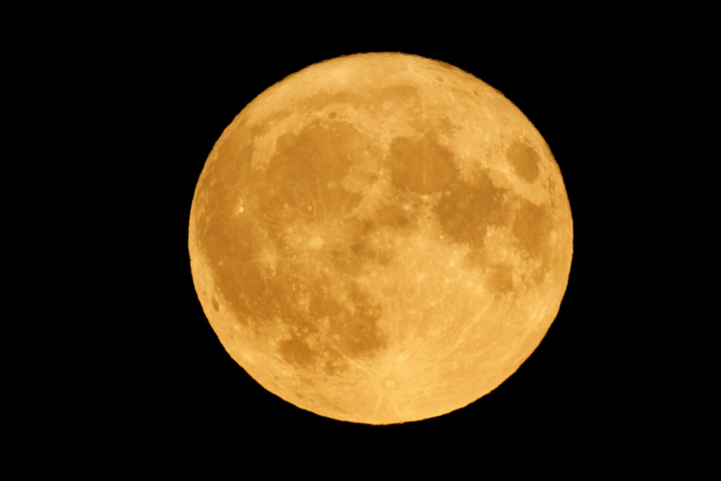 Der Vollmond war Anfang August über dem Tempelhofer Feld zu sehen.