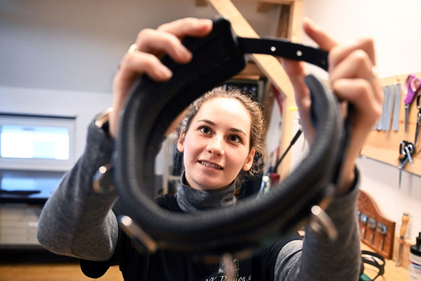 Sattlerin Viktoria Kottler arbeitet in ihrer Werkstatt an einem Lederhalsband, welches für den Bereich der Erotik bestimmt ist.