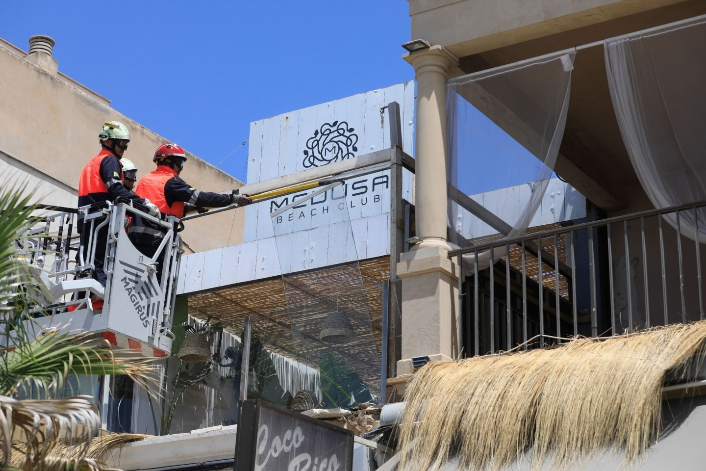 Feuerwehrleute arbeiten nach dem Einsturz am Gebäude des Medusa Beach Club auf Mallorca.