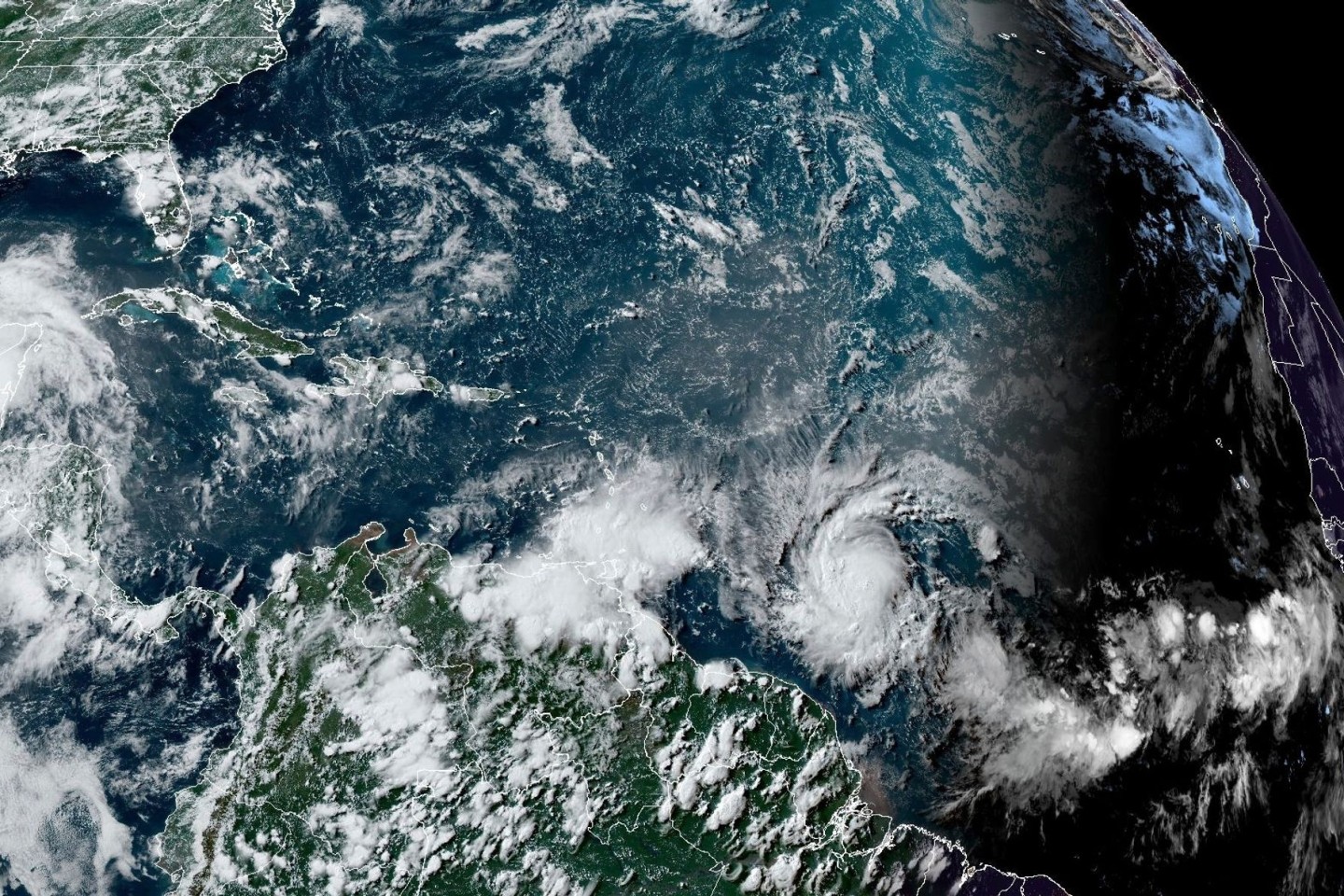 Das Satellitenbild der National Oceanic and Atmospheric Administration (NOAA) zeigt den Hurrikan «Beryl».