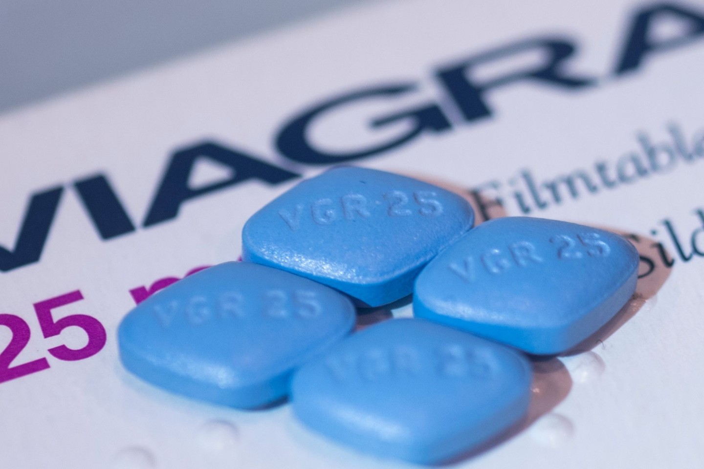 Viagra ohne Rezept in der Apotheke kaufen? Mit einem solchen Szenario beschäftigt sich die Arzneimittelbehörde BfArM in Bonn.