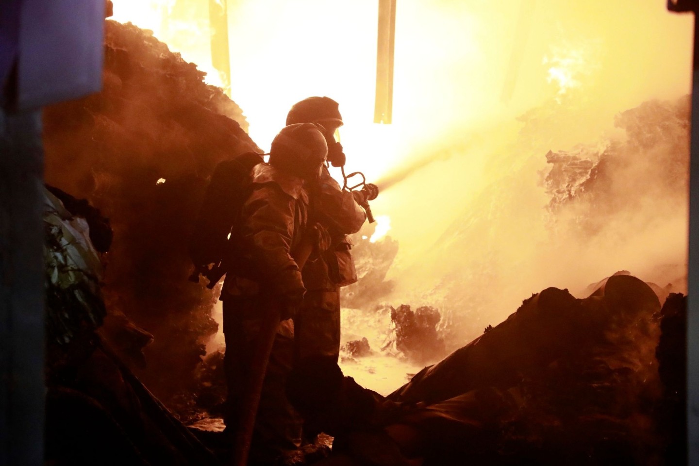 Nach der Explosion des mit Gaszylindern beladenen Lastwagens breiteten sich die Flammen schnell aus.