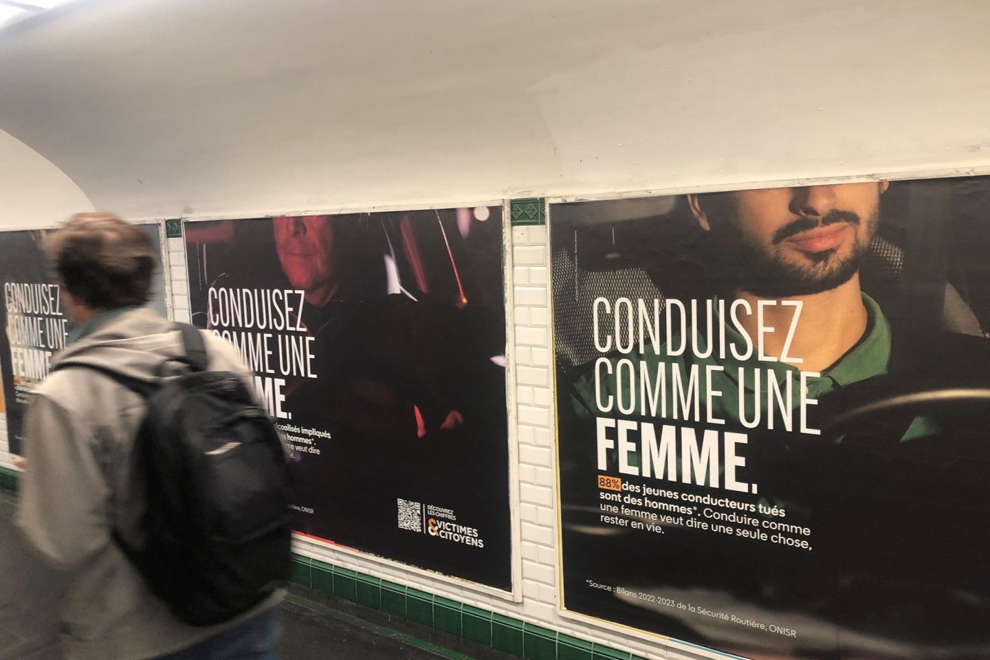 Plakatwand in einer Metro-Unterführung für die Kampagner «Fahre Auto wie eine Frau» (Conduisez comme une femme).