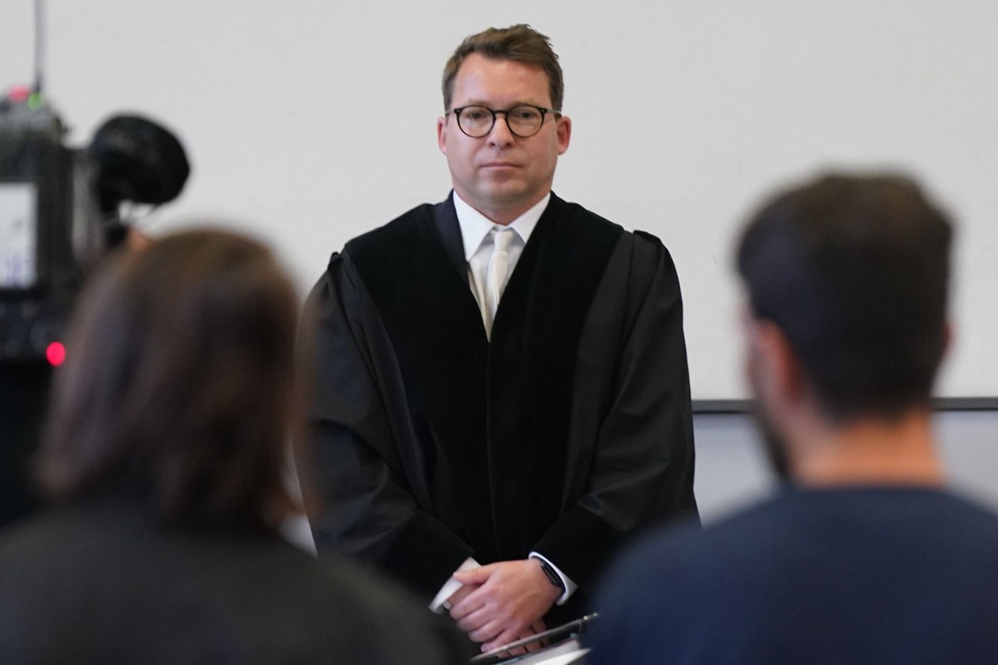 Der Angeklagte (r) und Torsten Schwarz (M), Vorsitzender Richter am Landgericht zu Beginn des Prozesses Ende April. Der Flughafen-Geiselnehmer wurde zu zwölf Jahren Haft verurteilt.