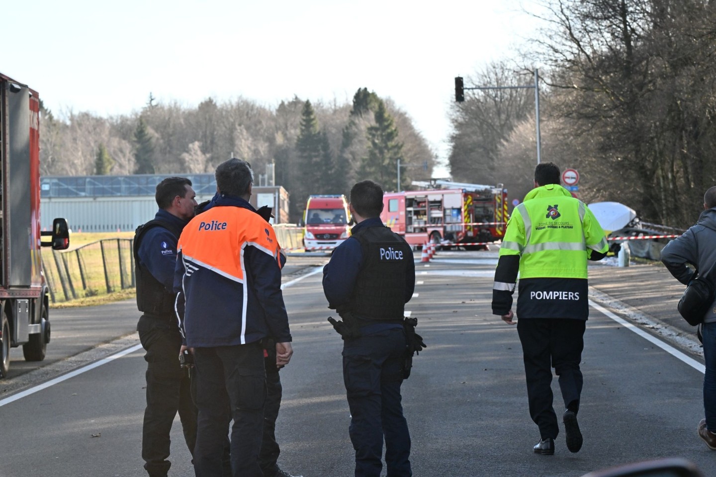 Rettungskräfte begutachten Absturzstelle des Kleinflugzeuges in der belgischen Stadt Spa.