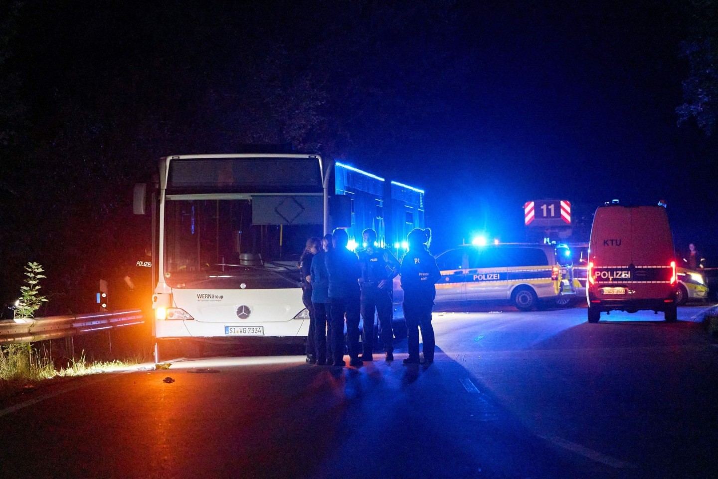 In einem Bus sticht eine Frau auf mehrere Fahrgäste ein, es gibt viele Verletzte.