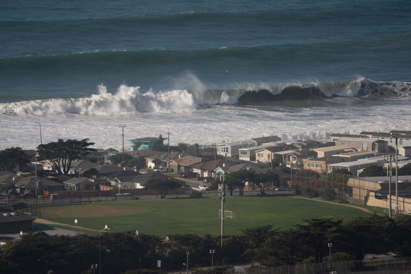 Riesige Wellen an der Küste von Pacifica nahe San Francisco.