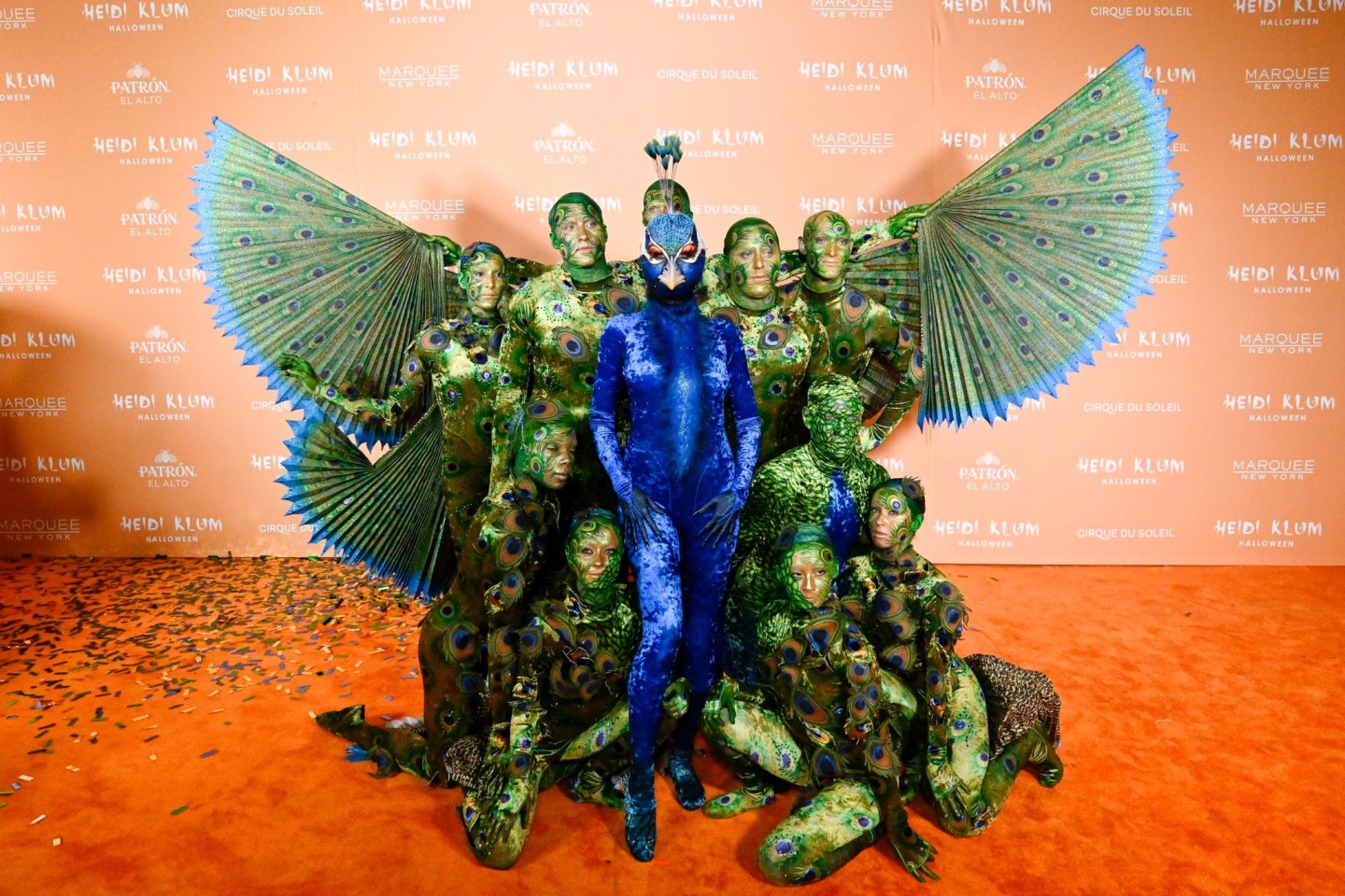 Heidi Klum kommt als Pfau verkleidet zu ihrer 22. jährlichen Halloween-Party in New York.