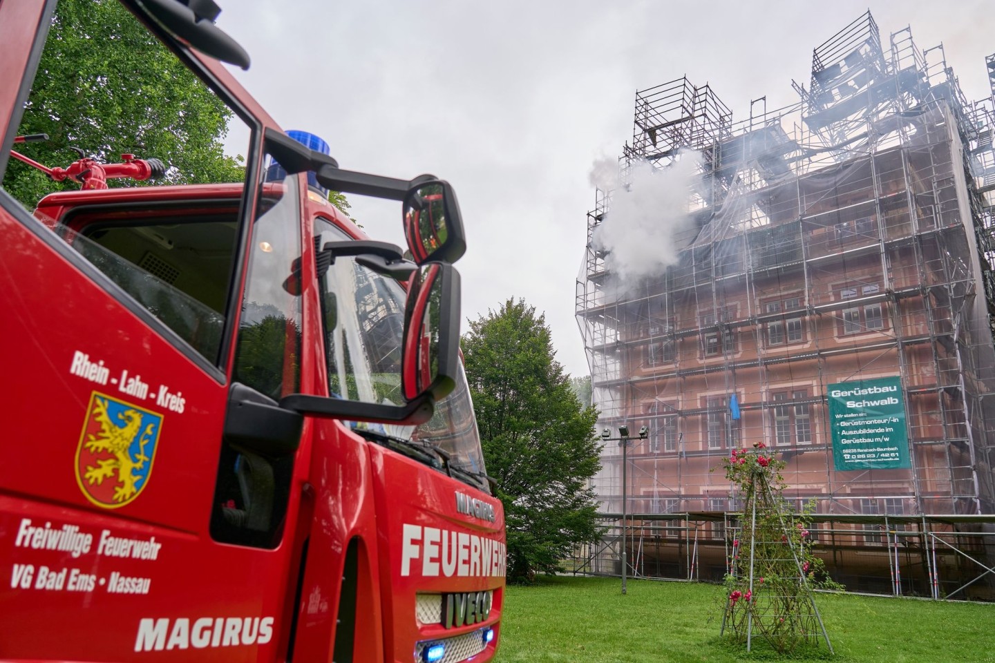 Seit dem frühen Morgen sind die Feuerwehrkräfte an dem historischen Gebäude im Einsatz.