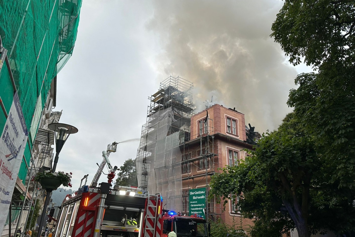 Fast 150 Feuerwehrleute rücken an, um den Brand eines historischen Gebäudes in Bad Ems zu löschen.