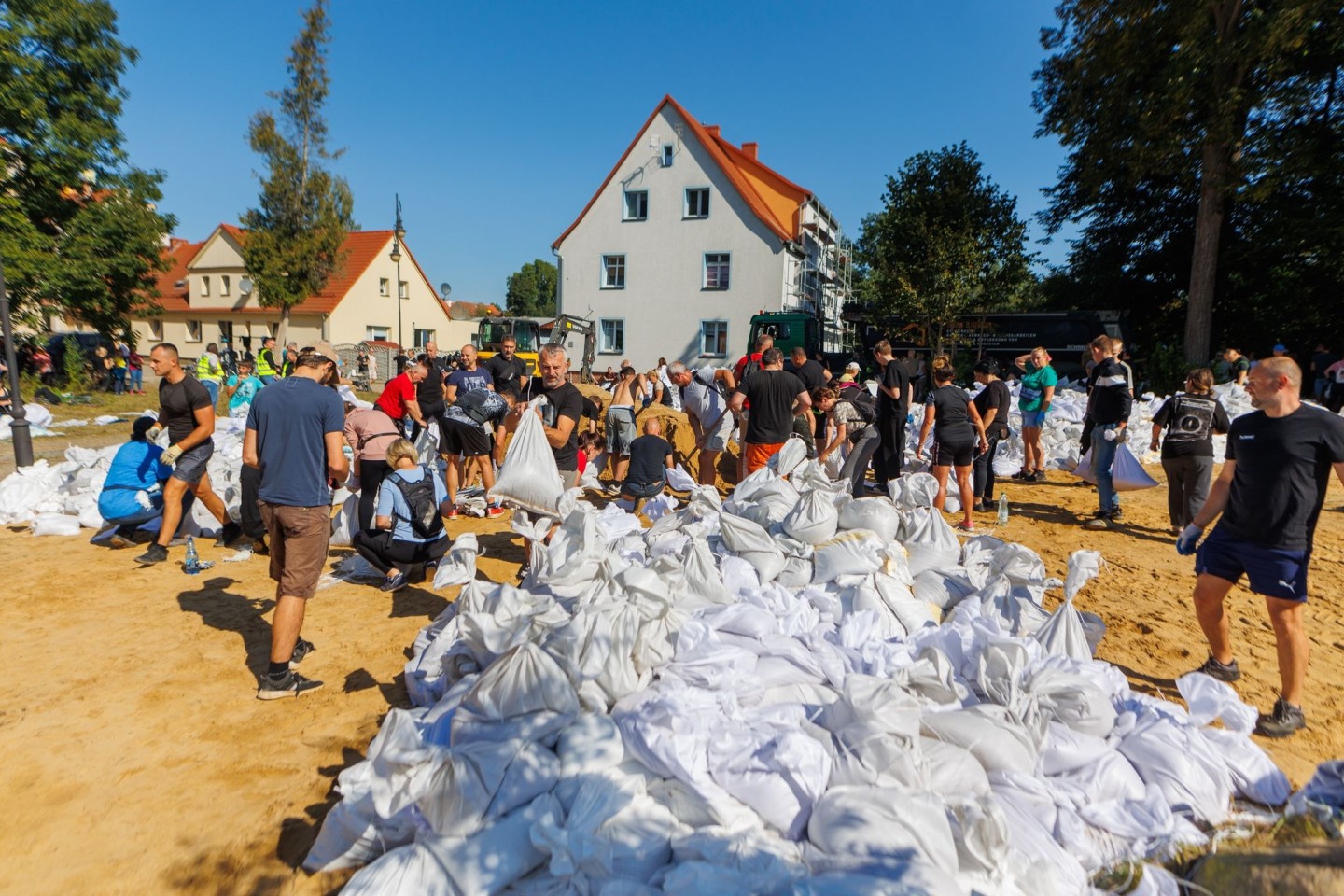 Menschen arbeiten in Polen an der Verstärkung der Deiche.