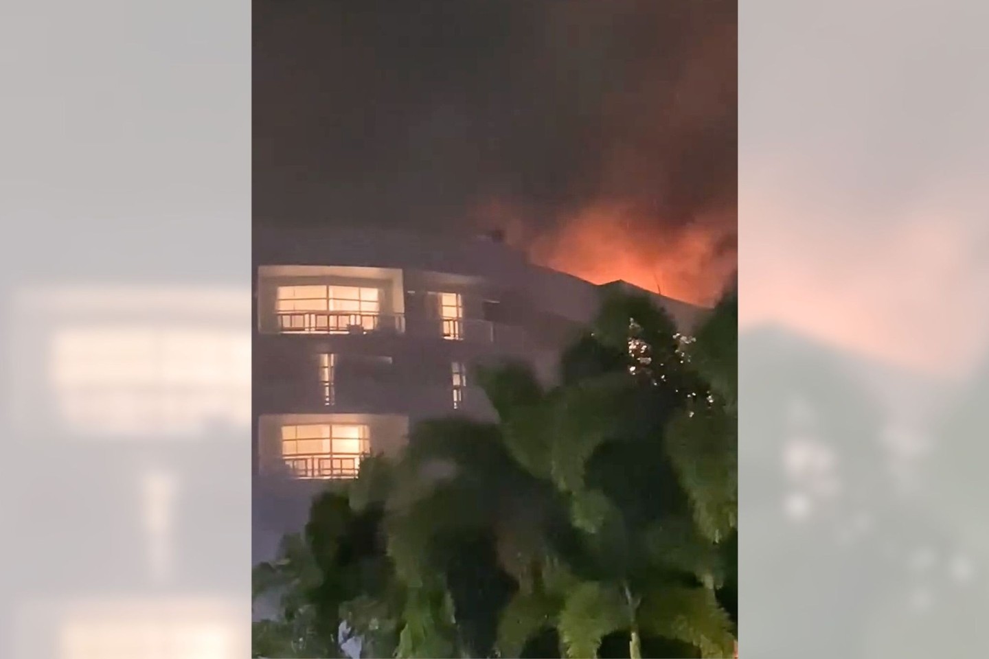 Das Dach des Hotels ging sofort in Flammen auf.