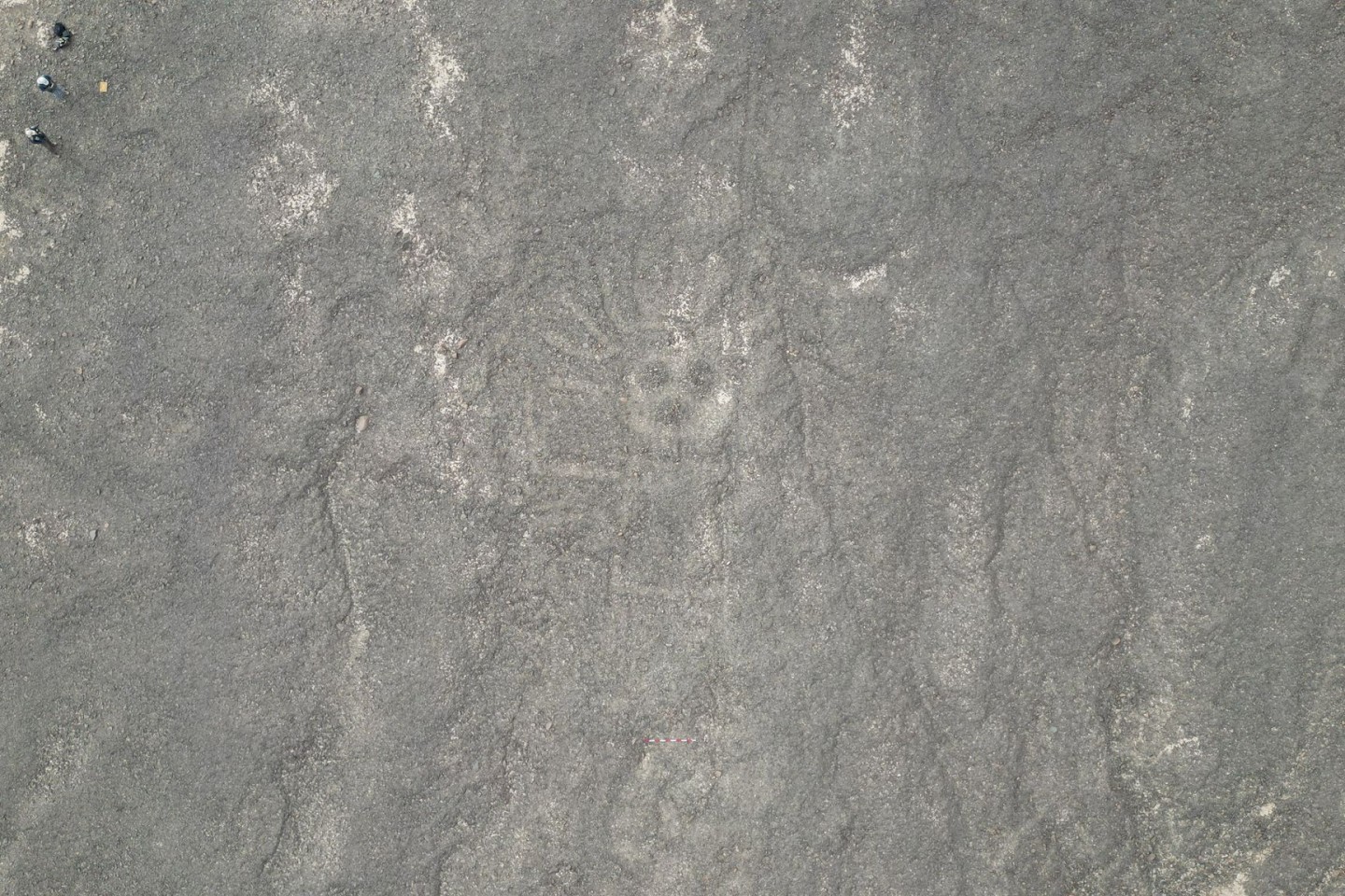 Eine 18 Meter lange reliefartige Geoglyphe, die einen Menschen darstellt, wurde im Süden Perus entdeckt.