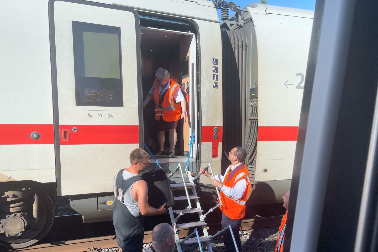 Über Leitern mussten rund 380 Fahrgäste aus einem ICE auf dem Weg nach München aussteigen.