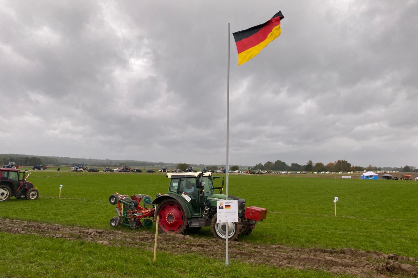 Das Wettbewerbs-Terrain des deutschen Teilnehmers Stefan Oechsle. In Lettland messen sich an diesem Wochenende die besten Pflüger der Welt.