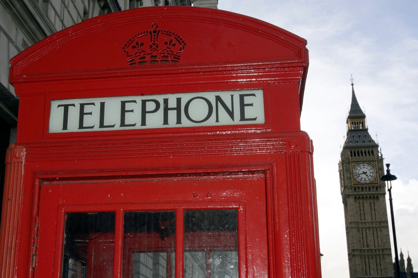 Eine rote Telefonzelle und der Big Ben - zwei Klassiker in einem Bild.