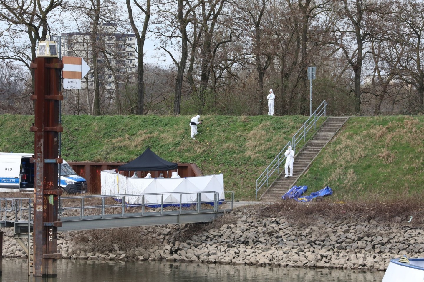 Untersuchungen am Fundort der Leiche.