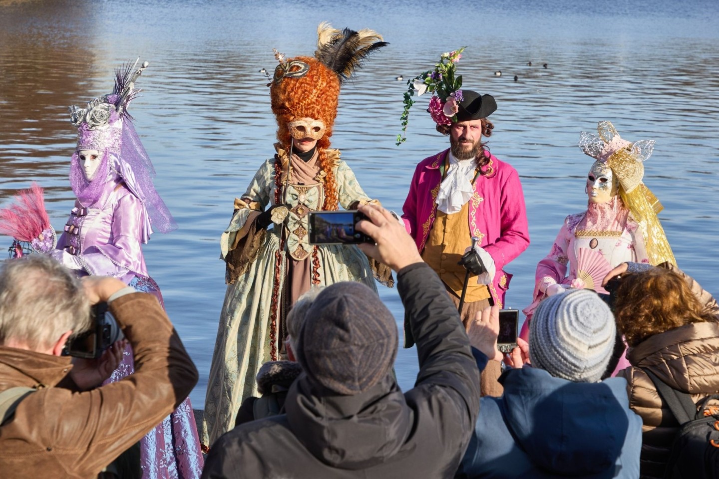 Verkleidete Karnevalfans haben viele neugierige Zuschauer an der Binnenalster in Hamburg.