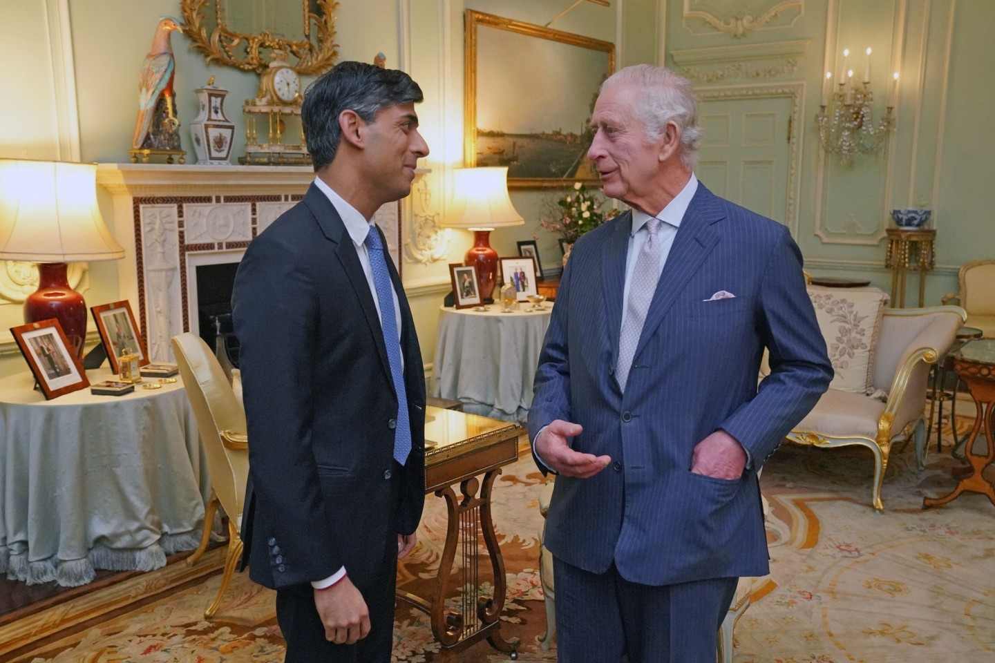 König Charles III. empfängt Premierminister Rishi Sunak (l) im Buckingham-Palast.