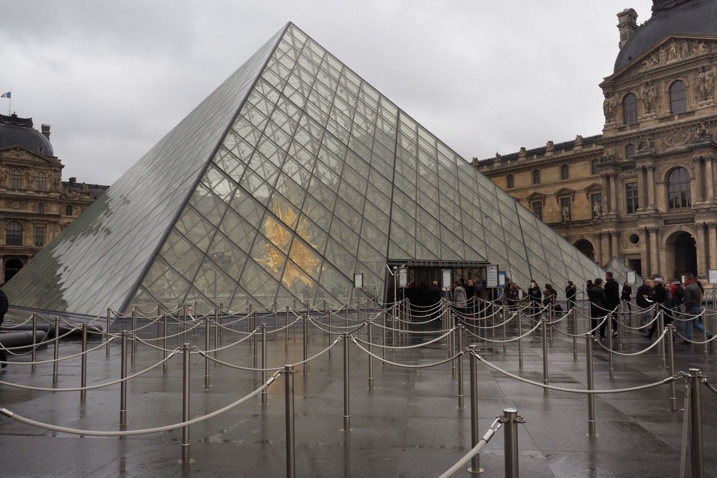 Die Mona Lisa ist im Louvre von Paris ausgestellt.