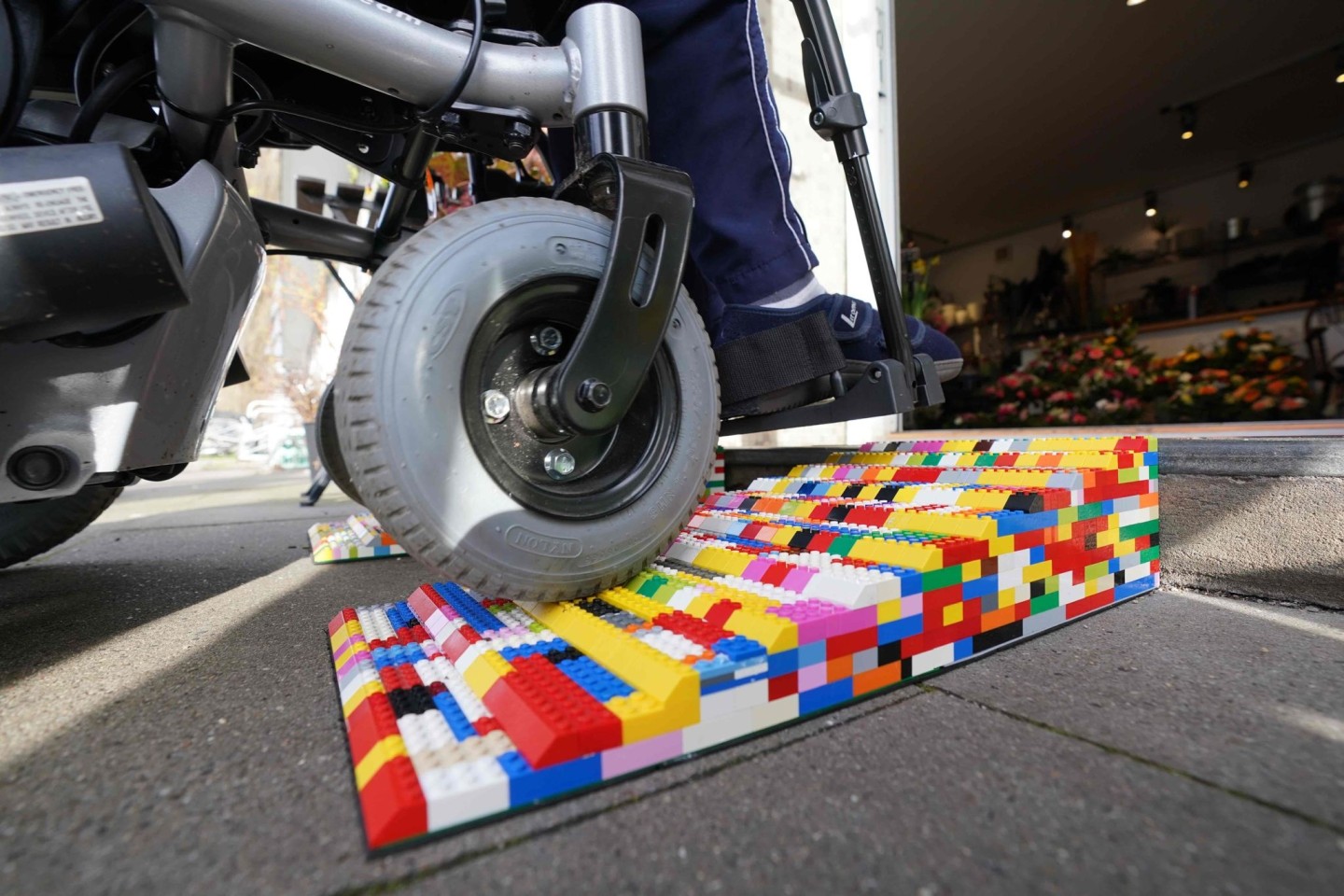 Die Legostein-Rampe in Hamburg sorgt im Blumengeschäft «Blumen Grieser» für Inklusion.