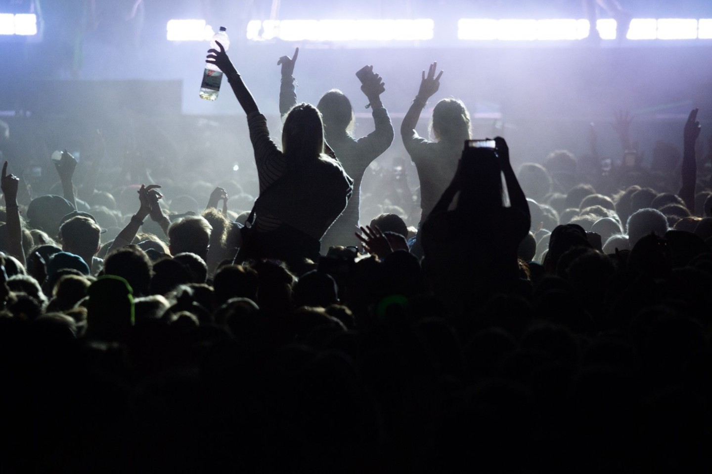 Festivalbesucher vor einer Bühne beim Musik- und Kunst-Festival 