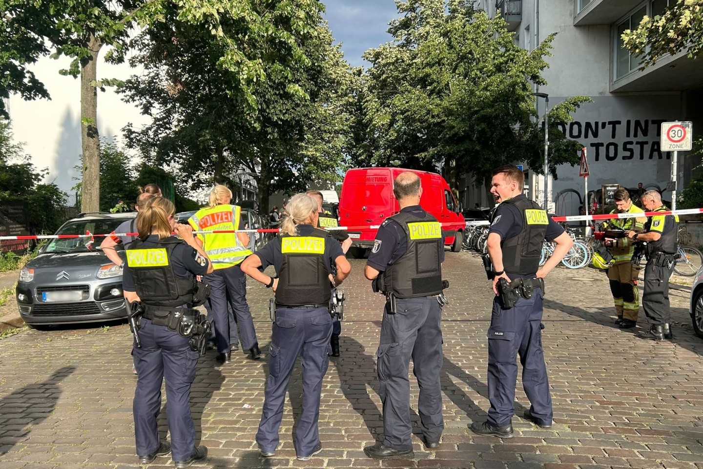 Polizisten sperren den Tatort ab - ein Mann ist in Berlin-Gesundbrunnen durch einen Messerstich in den Bauch getötet worden.