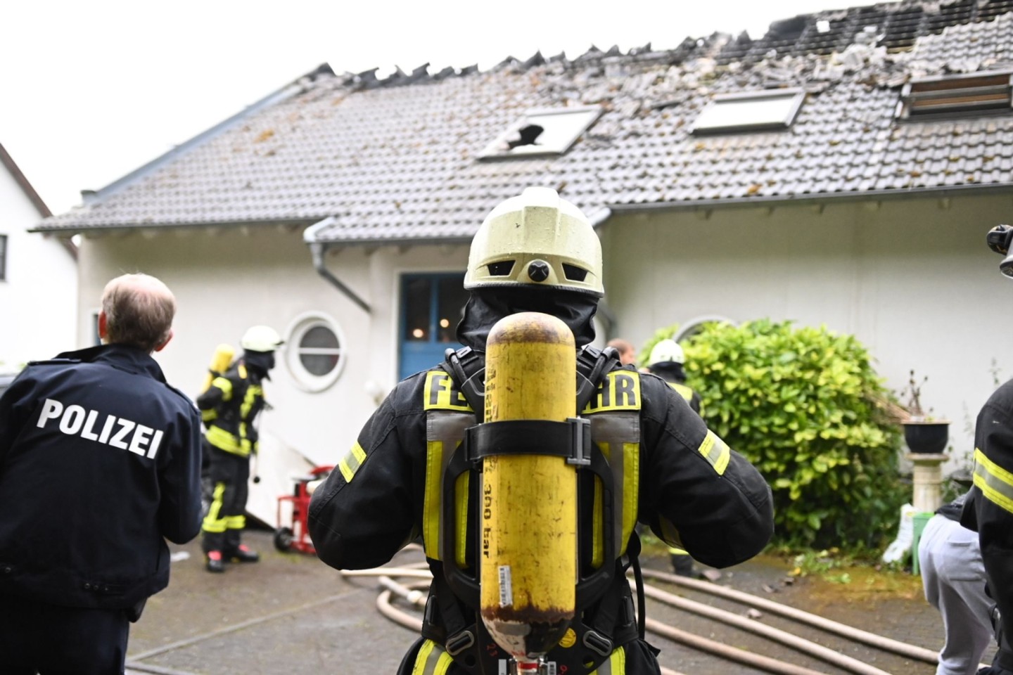 Feuerwehr und Polizei sichern den Einsatzort in Bad Münstereifel.
