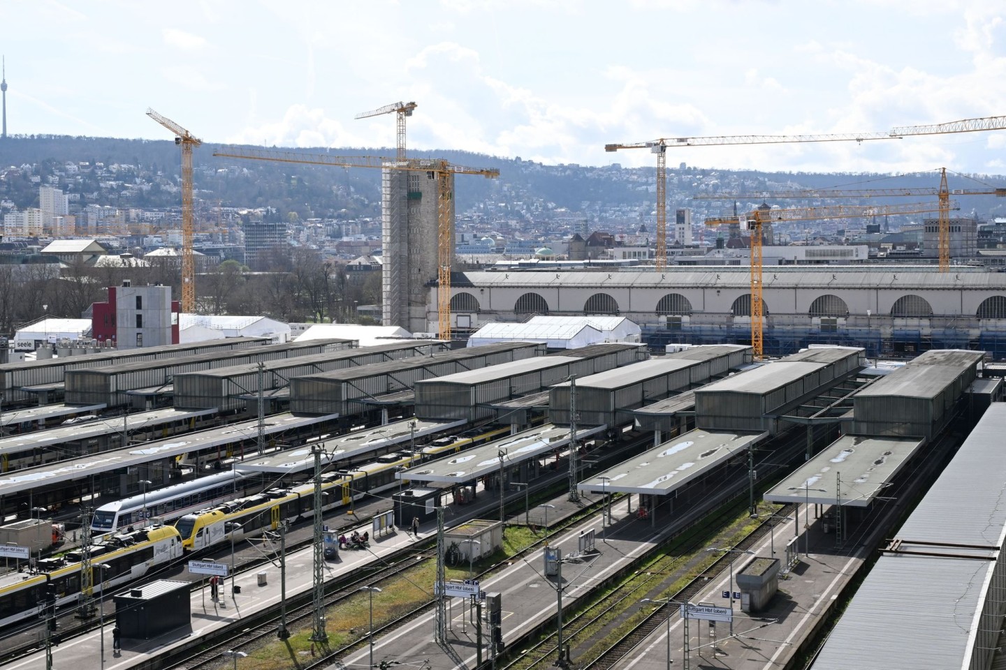 Am Hauptbahnhof Stuttgart soll ein Mann mit einem Messer zwei Reisende verletzt haben. (Symboloptik)